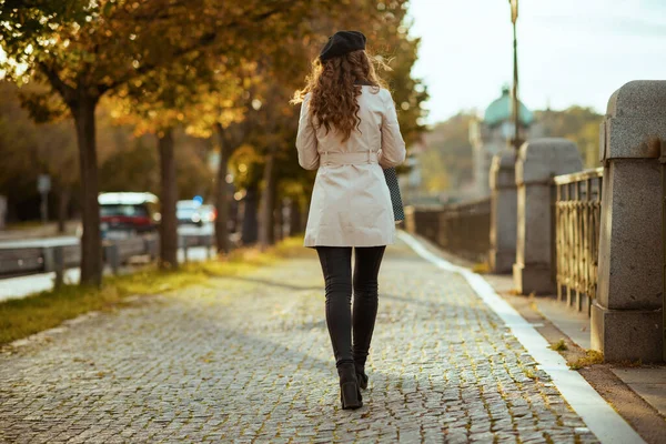 Hallo Herbst Jährige Frau Beigefarbenen Trenchcoat Herbst Auf Der Stadtstraße — Stockfoto