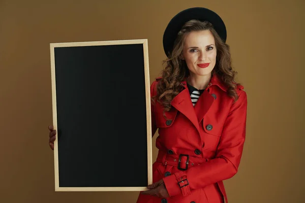 10月だ 幸せな流行の女性で赤コートと黒ベレー帽付き革手袋黒ボード上の黒の黒の黒の背景 — ストック写真