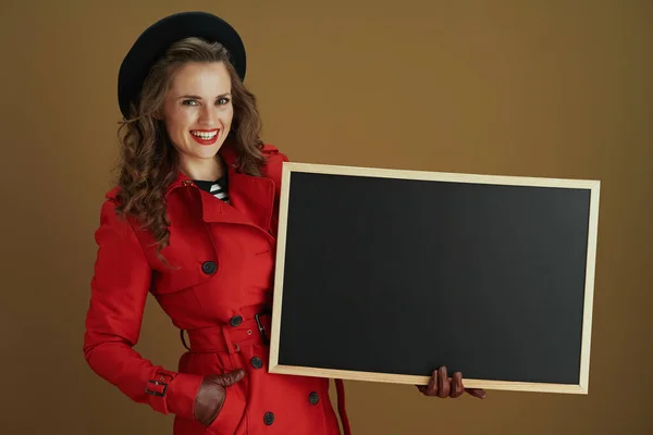 Hallo Oktober Glimlachende Moderne Vrouw Rode Jas Zwarte Baret Met — Stockfoto