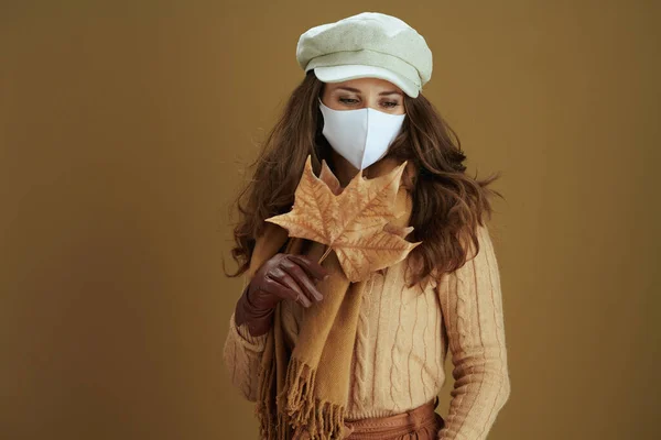 Γεια Σου Φθινόπωρο Ονειρική Κομψή Γυναίκα Κασκόλ Λευκή Ιατρική Μάσκα — Φωτογραφία Αρχείου
