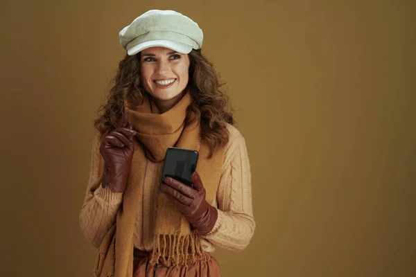 Hallo Herbst Glückliche Moderne Frau Schal Mit Lederhandschuhen Smartphone App — Stockfoto