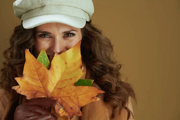 Hallo November Lächelnd Elegante Frau Mittleren Alters Schal Mit Lederhandschuhen — Stockfoto