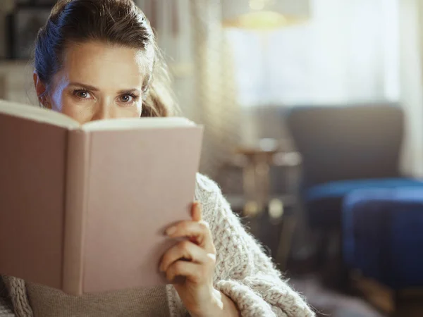 Mujer Mediana Edad Punto Acogedor Cárdigan Hogar Moderno Libro Lectura — Foto de Stock