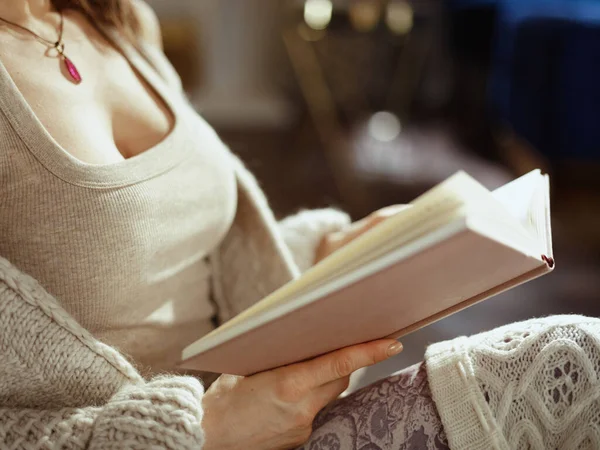 秋天里阳光明媚的中年妇女在家看书时穿的衣服 — 图库照片