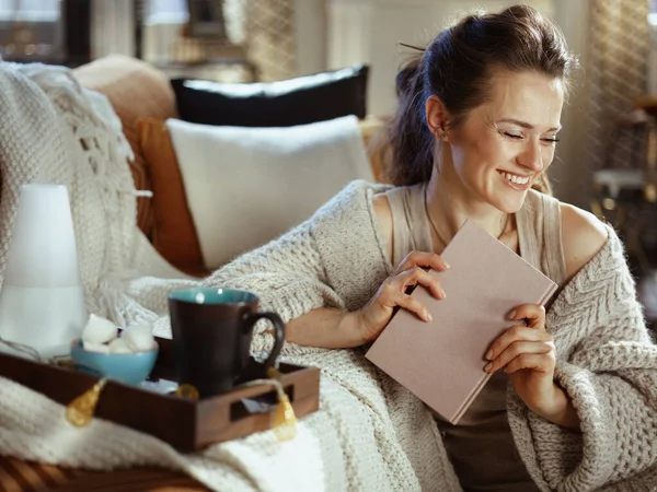 Feliz Mujer Moderna Punto Acogedor Cárdigan Con Libro Bandeja Lámpara —  Fotos de Stock