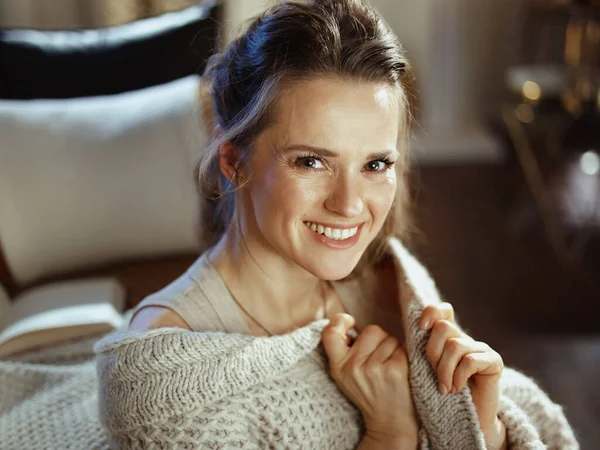 Portret Uśmiechniętej Młodej Kobiety Swetrze Dzianiny Nowoczesnym Domu Słoneczny Zimowy — Zdjęcie stockowe