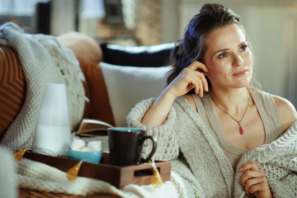 Pensive Vrouw Van Middelbare Leeftijd Gebreid Gezellig Vest Met Dienblad — Stockfoto