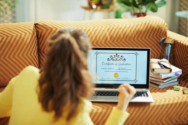 Von Hinten Gesehen Frau Mit Elektronischem Abschlusszeugnis Auf Laptop Bildschirm — Stockfoto