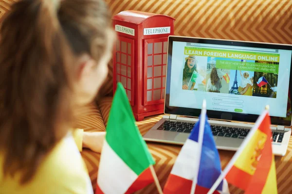 Вид Сзади Женщины Флагами Изучающей Иностранный Язык Онлайн Ноутбуке Гостиной — стоковое фото