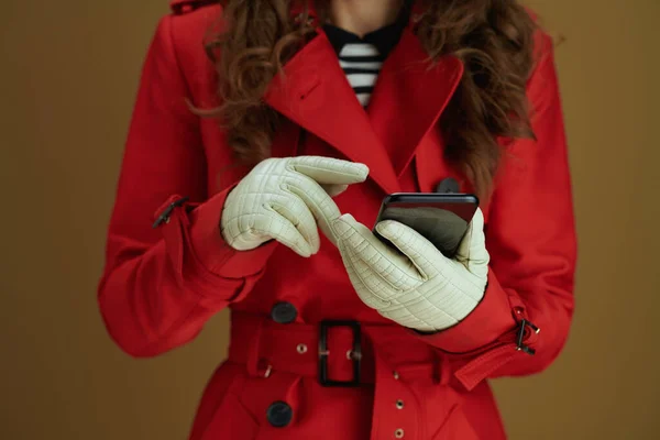 코로나 바이러스가 유행하는 동안의 스마트폰 사용하여 코트를 여성에 클로즈업 베이지 — 스톡 사진