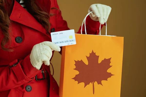 Hola Otoño Primer Plano Mujer Abrigo Rojo Con Tarjeta Crédito —  Fotos de Stock