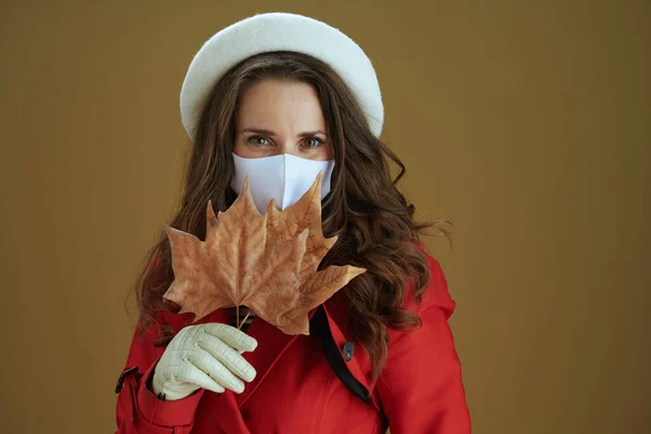 Witam Jesień Portret Modnej Gospodyni Domowej Średnim Wieku Czerwonym Płaszczu — Zdjęcie stockowe