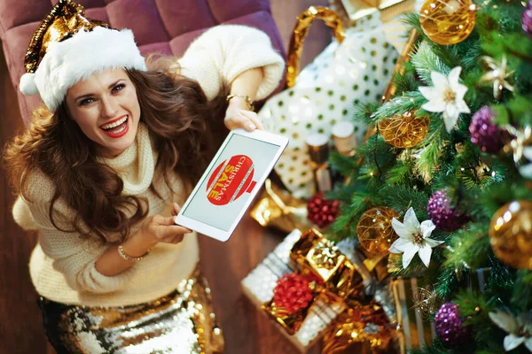 Mutlu Noeller Noel Ağacının Yanındaki Bir Tablette Noel Kuponu Hediye — Stok fotoğraf