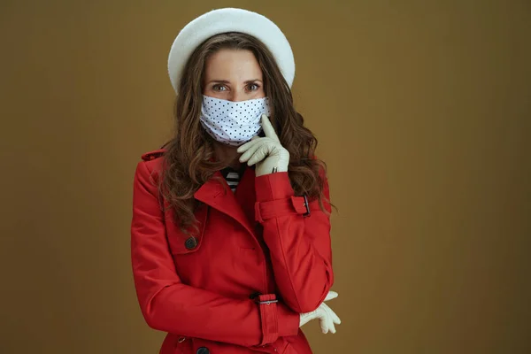 Życie Podczas Pandemii Koronawirusowej Portret Eleganckiej Kobiety Średnim Wieku Czerwonym — Zdjęcie stockowe