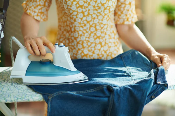 Sluiten Vrouw Gele Jurk Thuis Zonnige Dag Strijken Strijkplank — Stockfoto