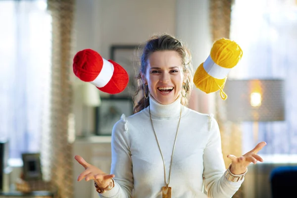 Mosolygós Elegáns Háziasszony Fehér Pulóverben Szoknyában Modern Házban Napfényes Téli — Stock Fotó