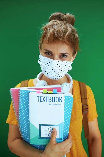 Życie Podczas Pandemii Koronawirusowej Nowoczesna Kobieta Ucząca Się Żółtej Koszuli — Zdjęcie stockowe