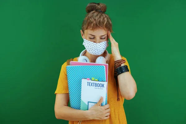 Życie Podczas Pandemii Covid Zestresowana Młoda Studentka Żółtej Koszuli Podręcznikami — Zdjęcie stockowe