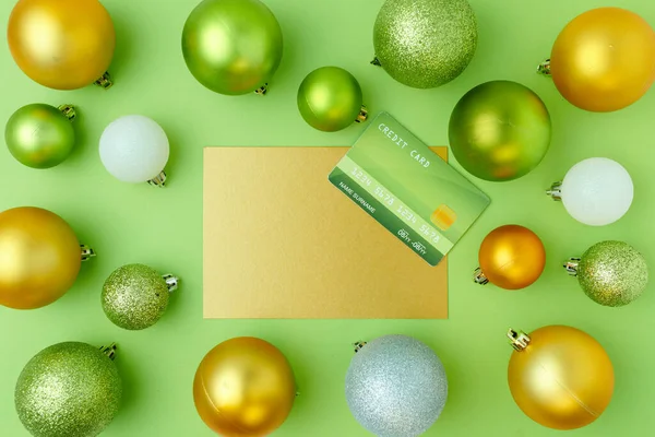 Καλά Χριστούγεννα Επίπεδη Θέσει Πιστωτική Κάρτα Και Μπάλες Χριστούγεννα Πράσινο — Φωτογραφία Αρχείου
