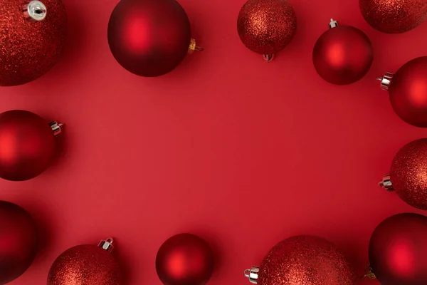 Feliz Navidad Piso Con Bolas Navidad Sobre Fondo Rojo — Foto de Stock