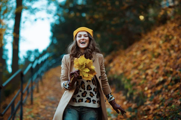 Hallo September Fröhliches Trendiges Weibchen Braunem Mantel Und Gelbem Hut — Stockfoto