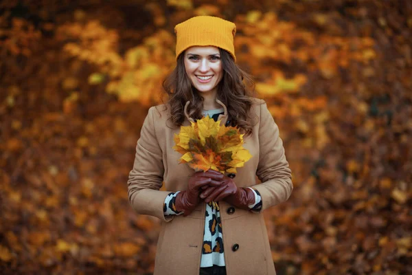 Hallo September Lächelnde Junge Frau Beigem Mantel Und Orangefarbenem Hut — Stockfoto