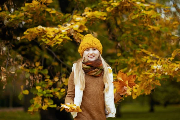 Bonjour Octobre Enfant Moderne Souriant Pull Marron Chapeau Orange Avec — Photo