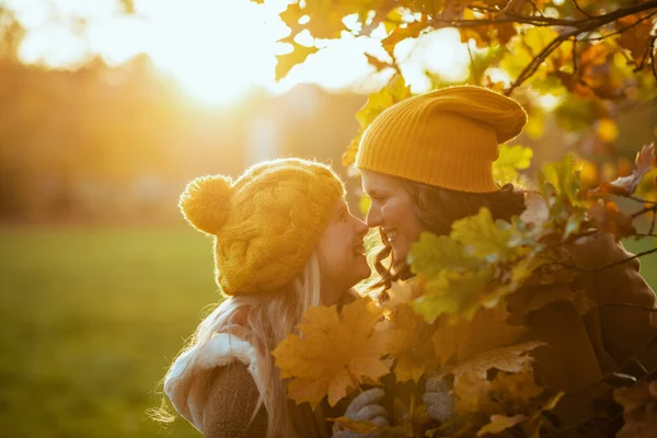 Hola Octubre Feliz Joven Madre Hija Sombreros Naranjas Con Hojas —  Fotos de Stock