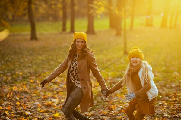 Hallo September Gelukkig Jong Moeder Kind Oranje Hoeden Buiten Het — Stockfoto