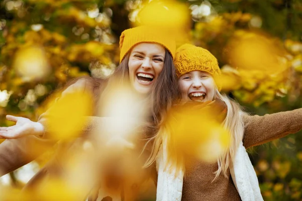 Hola Otoño Feliz Madre Hija Moderna Sombreros Amarillos Aire Libre —  Fotos de Stock