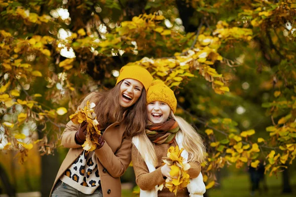 Witam Jesień Uśmiechnięta Nowoczesna Matka Córka Żółtych Kapeluszach Jesiennymi Żółtymi — Zdjęcie stockowe