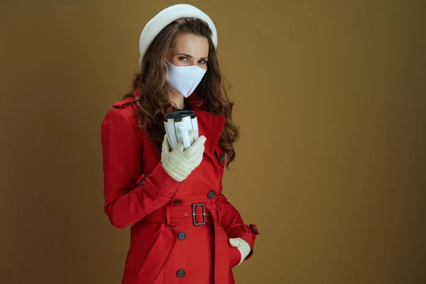 Życie Podczas Pandemii Covid Stylowa Kobieta Czerwonym Płaszczu Kubkiem Beżowym — Zdjęcie stockowe