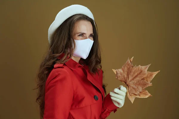 Życie Podczas Pandemii Koronawirusowej Szczęśliwy Nowoczesny Średnim Wieku Kobieta Czerwonym — Zdjęcie stockowe