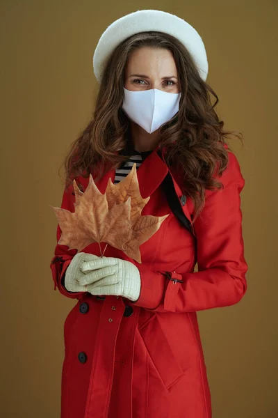 Życie Podczas Pandemii Covid Elegancka Gospodyni Domowa Czerwonym Płaszczu Żółtym — Zdjęcie stockowe