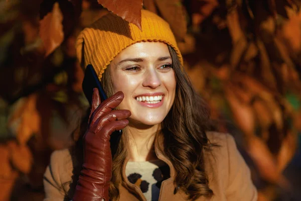 Hola Septiembre Mujer Joven Feliz Abrigo Beige Sombrero Naranja Hablando — Foto de Stock