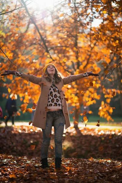 Hallo November Full Length Portret Van Vrolijke Stijlvolle Vrouw Van — Stockfoto