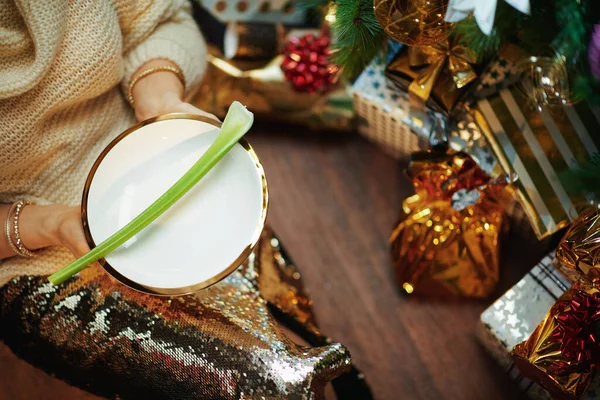 Feliz Navidad Primer Plano Mujer Falda Lentejuelas Oro Suéter Con — Foto de Stock