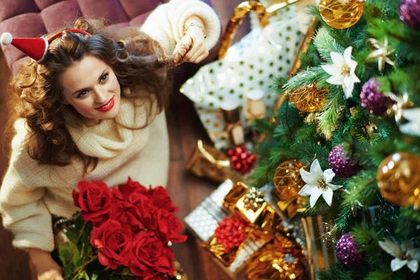 Mutlu Noeller Noel Ağacının Yanında Gül Buketi Hediye Kutularıyla Altın — Stok fotoğraf