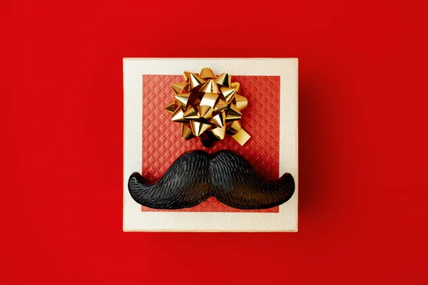 Pose Plate Avec Boîte Cadeau Moustache Sur Fond Rouge — Photo