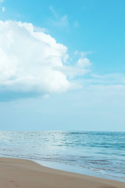 Plajlı ve bulutlu manzara.