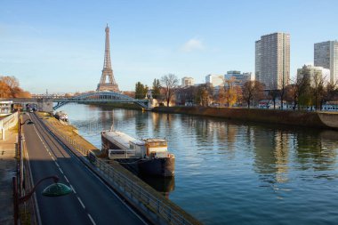 Paris, Fransa 'da Eyfel Kulesi ve Seine Nehri ile manzara.