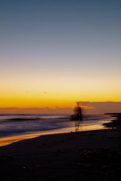 Paisagem Com Praia Silhueta Mulher Ambulante Pôr Sol — Fotografia de Stock