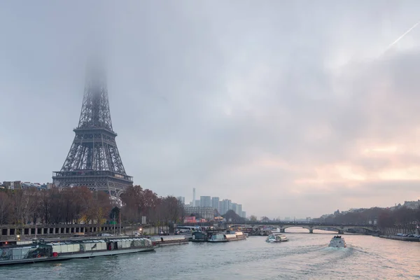 Paisaje Con Torre Eiffel Niebla Río Sena París Francia Por —  Fotos de Stock