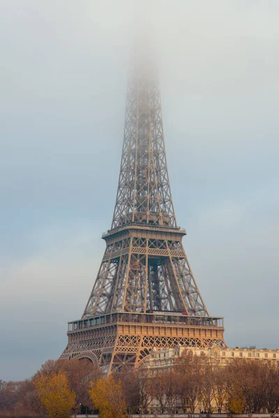 Τοπίο Πύργο Του Άιφελ Και Ομίχλη Στο Παρίσι Γαλλία Βράδυ — Φωτογραφία Αρχείου