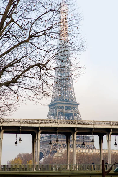 晚上在法国巴黎有埃菲尔铁塔和比尔哈基姆桥的风景 — 图库照片