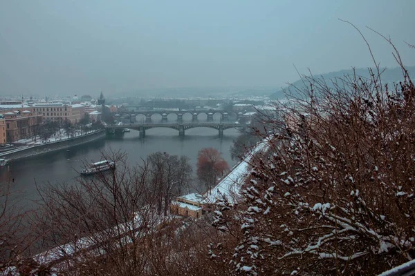 捷克共和国布拉格的Vltava河和Charles桥冬季景观 — 图库照片