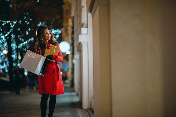 Kış Eğlencesi Kırmızı Montlu Siyah Bereli Alışveriş Çantalı Hediyeli Mutlu — Stok fotoğraf