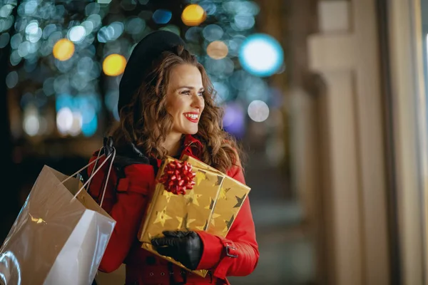 Winterspaß Glücklich Stylische Jährige Shopperin Rotem Mantel Und Schwarzer Baskenmütze — Stockfoto