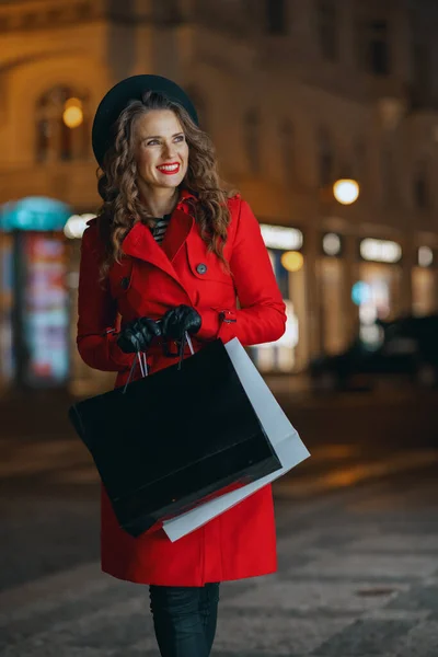 Diversión Invierno Sonriente Mujer Turista Solista Moda Abrigo Rojo Boina — Foto de Stock