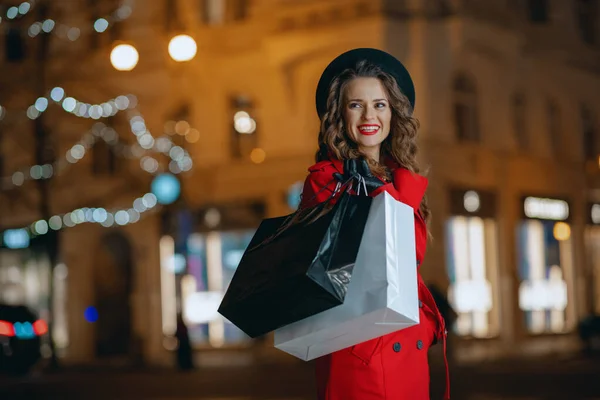 Χειμερινή Διασκέδαση Ευτυχισμένη Σύγχρονη Ετών Γυναίκα Αγοραστής Κόκκινο Παλτό Και — Φωτογραφία Αρχείου